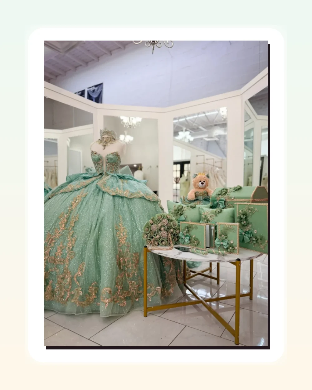 Vestido verde de quince años con accesorios
